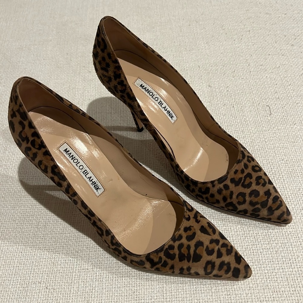 Manolo Blahnik Suede pumps
